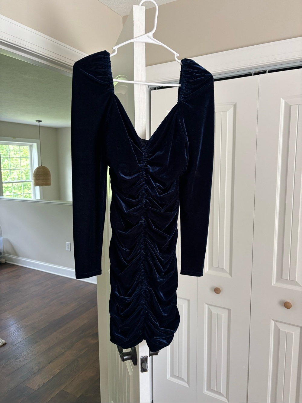 Elegant Navy Velvet Ruched Long-Sleeve Dress